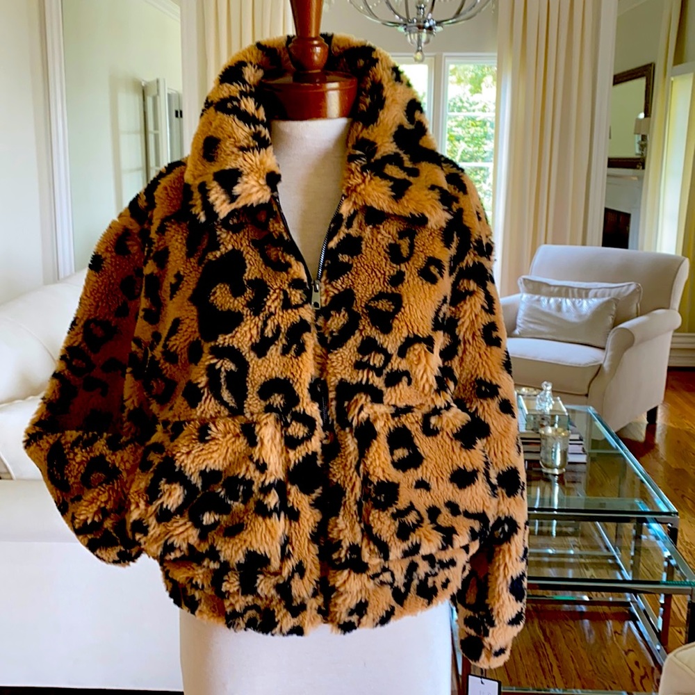 New with tags Leopard Teddy jacket. Front pockets zip front.